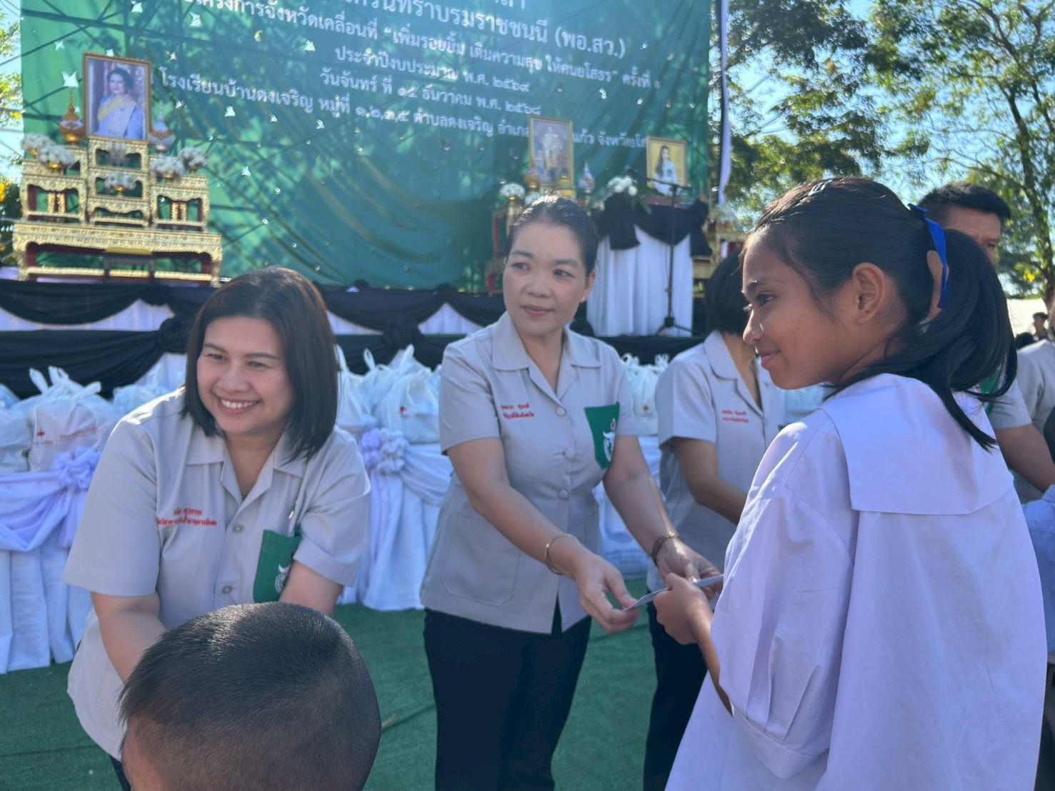 title - ส.ป.ก.ยโสธร ออกหน่วยแพทย์เคลื่อนที่ พอ.สว.  ร่วมกับโครงการจังหวัดเคลื่อนที่ “เพิ่มรอยยิ้ม เติมความสุข ให้คนยโสธร” ณ โรงเรียนบ้านดงเจริญ หมู่ที่ 5 ตำบลดงเจริญ อำเภอคำเขื่อนแก้ว จังหวัดยโสธร